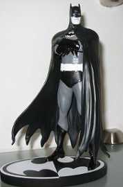 Motif : Brian Bolland ; Sculpture : Jack Mathews